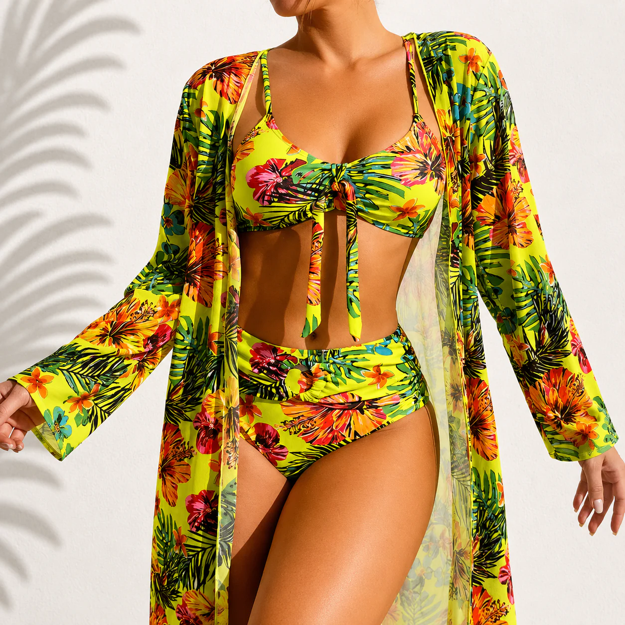 María | Elegante bikini de tres piezas con estampado tropical