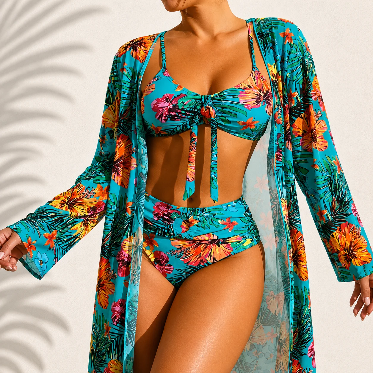 María | Elegante bikini de tres piezas con estampado tropical