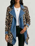 Sheila | Chaqueta de largo medio con paneles de mezclilla lavada y estampado de leopardo