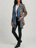 Sheila | Chaqueta de largo medio con paneles de mezclilla lavada y estampado de leopardo
