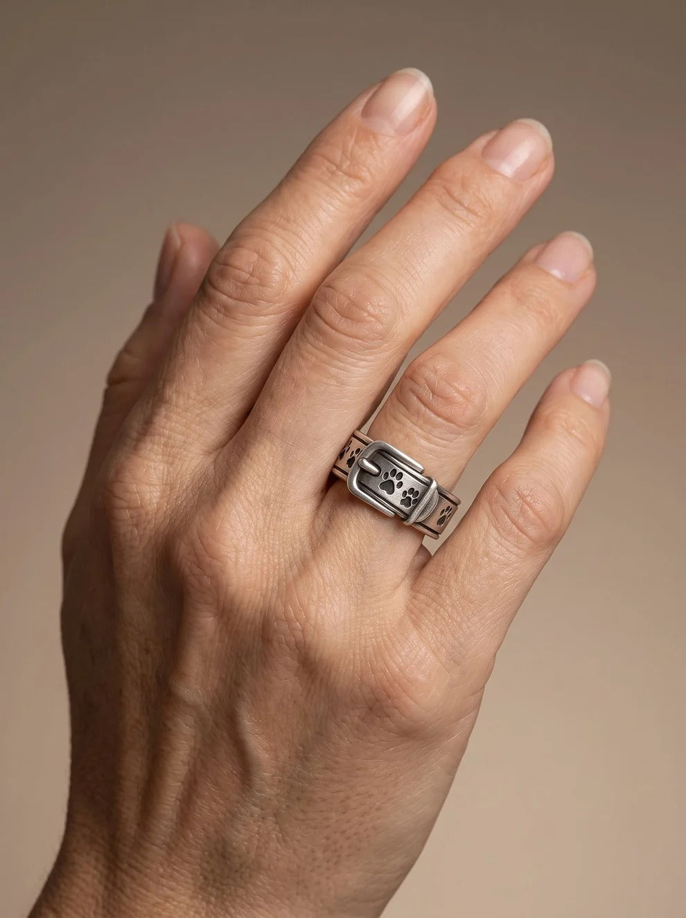 Blanca™ | Anillo inspirado en un collar de perro